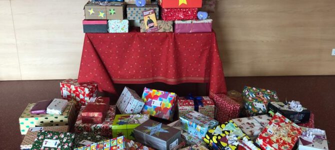 Kleine Päckchenhelden an der Grundschule Mömlingen Kleine Päckchenhelden an der Grundschule Mömlingen